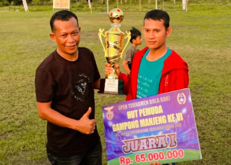 Wali sisi kiri memakai kaos hitam presiden klub Persiba FC foto bersama usai merebut juara 1 di turnamen HUT Pemuda Gampong Manjeng, Kecamatan Pante Ceureumen, Kabupaten Aceh Barat, Rabu (10/8/2022)