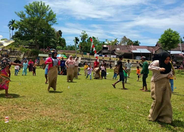 sejumlah Emak emak terlihat sedang lomba lompat karung Di Desa Gampong Pulo Teungoh, Kecamatan Pante Ceureumen, Kabupaten Aceh Barat Minggu (14/8/2022) foto/dani