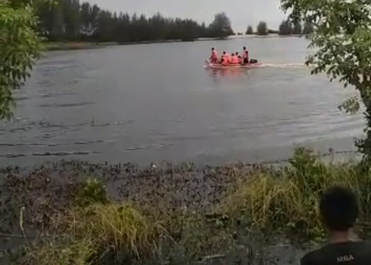 Tim Gabungan sedang melakukan pencarian korban tenggelam di Sungai Desa Kaye Uno, Kecamatan Krueng Sabee, Aceh Jaya Minggu (21/8/2022)