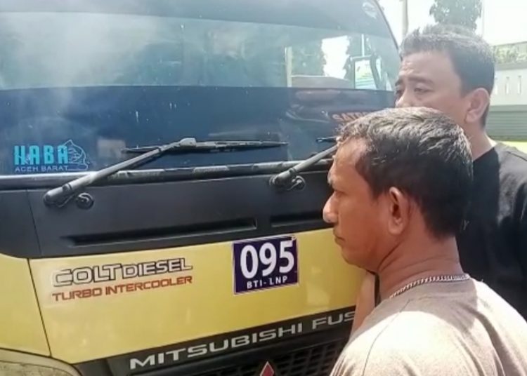Petugas gabungan protes Dump Truck berstiker BTI -LNP Di SPBU Mereubo, Kabupaten Setempat Aceh Barat Rabu (31/8/2022) foto/dani
