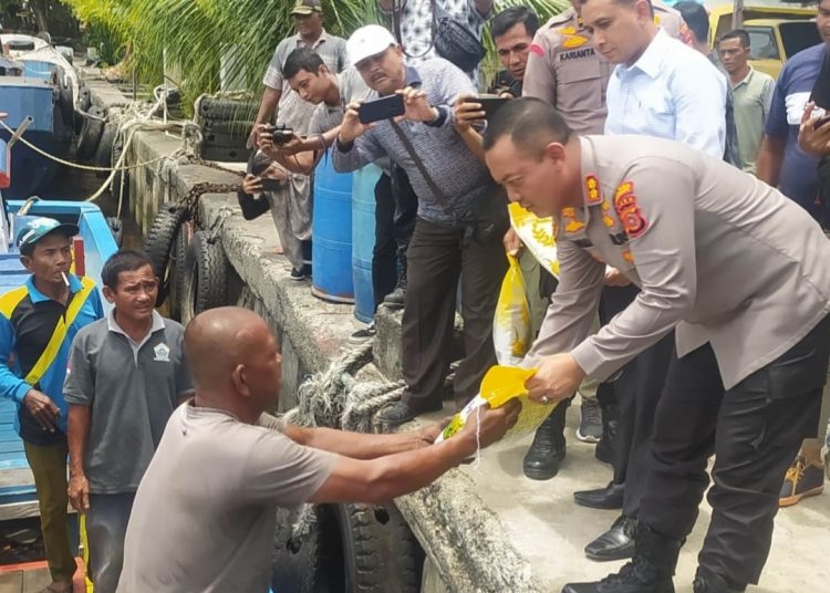 Kapolres Aceh Barat AKBP Pandji Santoso saat bagikan beras kepada nelayan di Meulaboh Selasa (13/9/2022) foto /dani