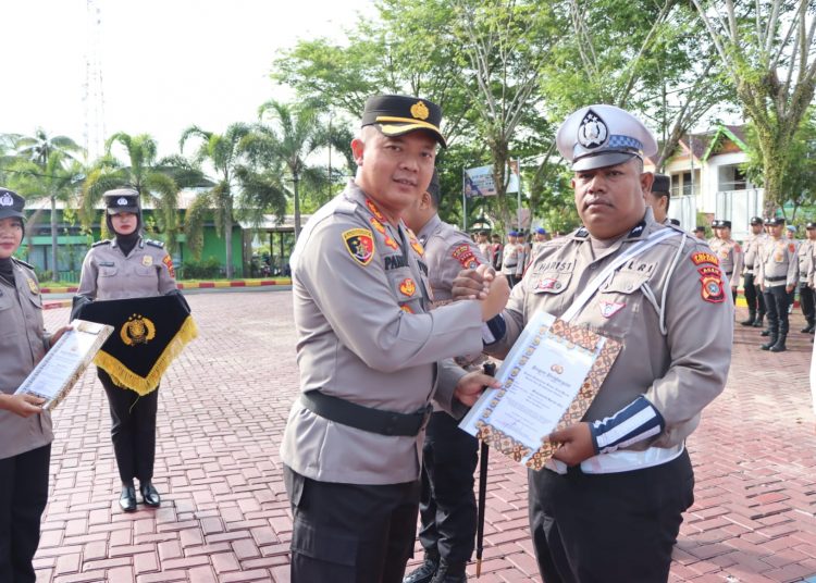 Kapolres Aceh Barat AKBP Pandji Santoso Beri Penghargaan kepada Aipda Muhammad Harist Nur berprestasi atas dedikasi, loyalitas, dan komitmen dalam melaksanakan tugas kepolisian kepada Masyarakat Senin (24/10/2022)