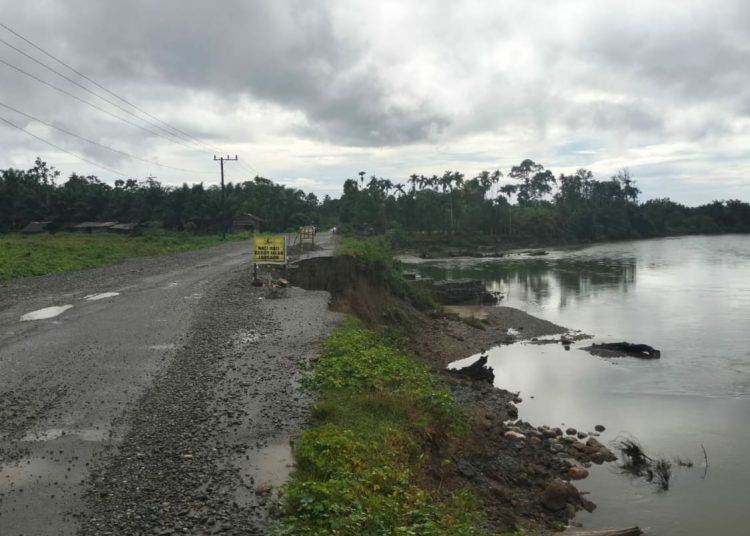 Terancam Amblas Di Lintasan Pante Ceureumen, Kabupaten Aceh Barat Selasa (18/10/2022) foto/dani
