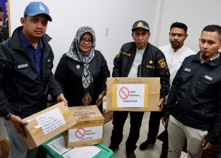 Satreskrim dan Dinkes amankan obat cair terlarang di Apotek Kabupaten Aceh Barat Minggu (23/10/2022)