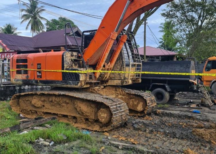 Polres Aceh Barat sita Satu unit excavator Milik Pelaku Penambang Ilegal mining di Sungai Mas, Kabupaten Aceh Barat Kamis (10/11/2022) foto /ist