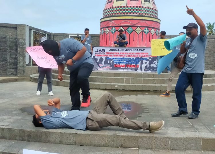 JAB gelar aksi teatrikal di tugu Teuku Umar Meulaboh, Kecamatan Johan Pahlawan, Kabupaten Aceh Barat Rabu (16/11/2022)
