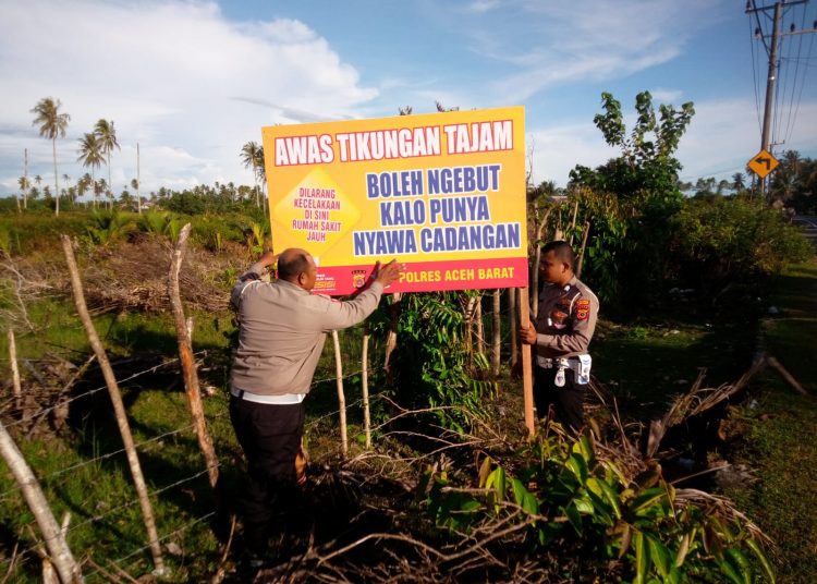 SatLantas polres Aceh Barat pasang spanduk Himbauan di titik rawan kecelakaan Sabtu (17/12/2022)