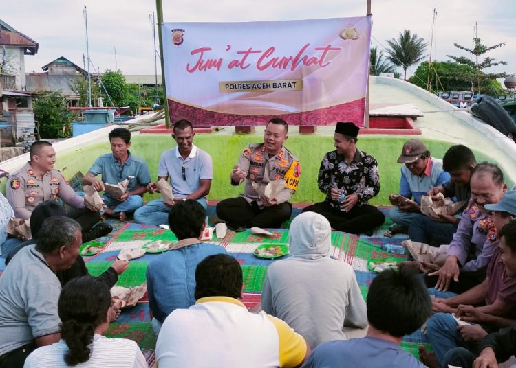 Jumat Curhat Kapolres Aceh Bersama Nelayan, Suasana Penuh Keakraban di Dermaga Panggong, Kecamatan Johan Pahlawan Aceh Barat (30/12/2022)