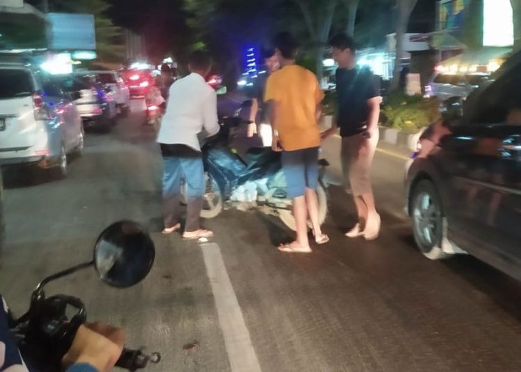 Sebuah kendaraan roda dua mengalami kecelakaan di Jalan Gajah Mada, Kecamatan Johan Pahlawan, Kabupaten Aceh Barat Rabu (7/12/2022) foto/Dani