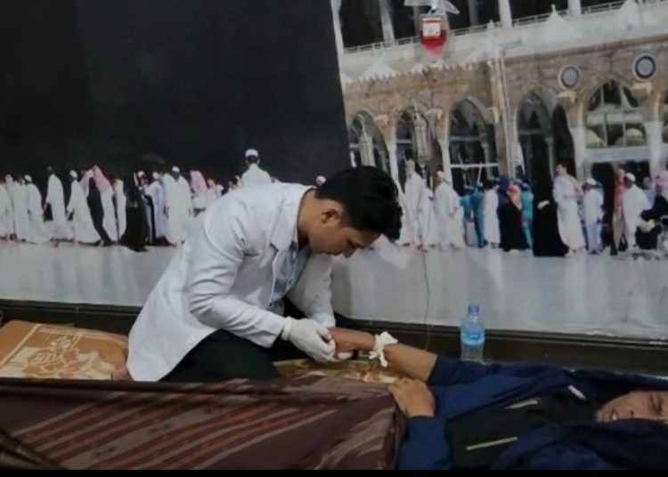 Salah satu Jamaah Umroh Di Bogor Jawa Barat, terpaksa Diinfuskan Minggu (8/1/2023) foto/dani