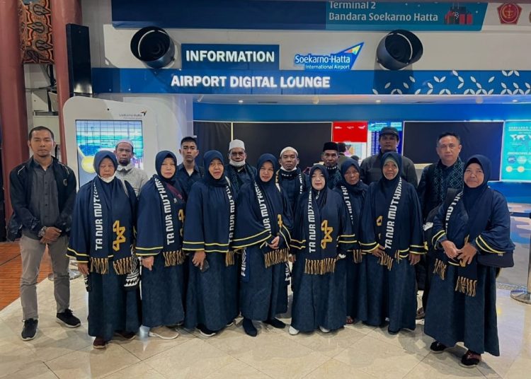 Personel Polres Aceh Barat kawal Jamaah Umroh di Bandara Soekarno Hatta Rabu (11/1/2023)