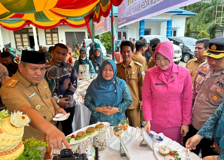 Pj Bupati Abdya Darmansah didampingi istri saat meninjau meja peserta lomba B2SA
