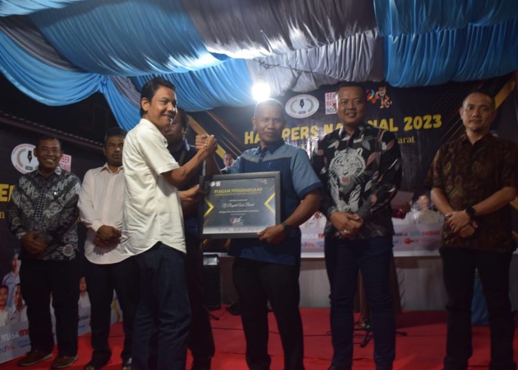 Penerima penghargaan diwakili oleh Sekda Aceh Barat Marhaban, Kamis  (16/2/2023)/ foto/dani