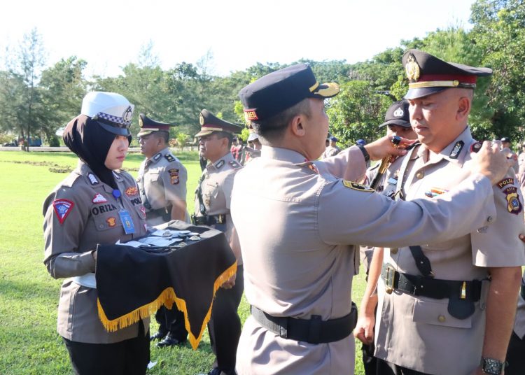 Kapolres Abdya AKBP Dhani Catra Nugraha, SH., SIK., MH saat penyematan pangkat kepada dalam upacara Serah Terima Jabatan di halaman Mapolres setempat, (20/2/2023)