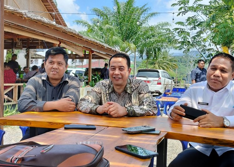 Pj Bupati Abdya Darmansah, SPd., MM bersama Rektor UNAYA Aceh r. Raden Agung Efriyo Hadi, MSc., Ph. D., IPM dan Dekan Fakultas Ilmu Kesehatan Dr. Lensoni, MKes saat jumpa Pers, Rabu 15/2/2023 (Taufik/Narasiterkini.com)