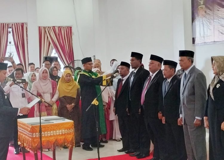Pj Bupati Abdya Darmansah SPd MM saat pengambilan sumpah jabatan JPT Pratama Pemkab Abdya di Lobi Setdakab Abdya Rabu 15/2/2023. (Taufik/Narasiterkin.com)