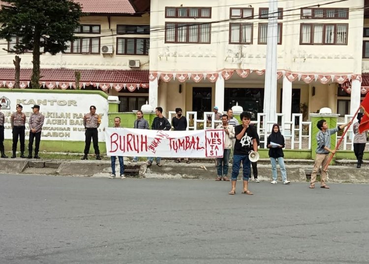 KPW SMUR Gelar Aksi Buruh Di Cepat Gedung DPRK Aceh Barat Senin (1/5/2023) foto/dani