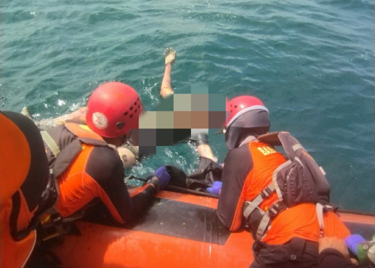 Tim Basarnas Pos Meulaboh lakukan evakuasi terhadap korban tenggelam Sabtu (20/5/2023) foto/ist