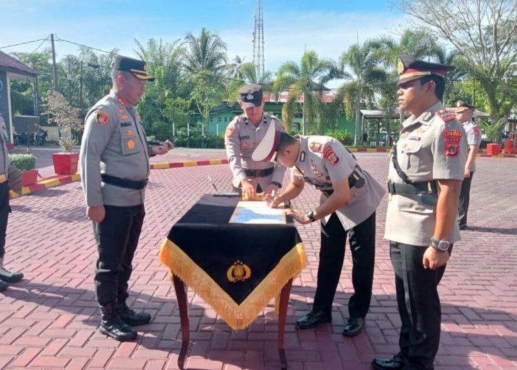 Kapolres Aceh Barat AKBP Pandji Santoso pimpin upacara Sertijab di Mapolres setempat Senin (5/6/2023) foto/ dani