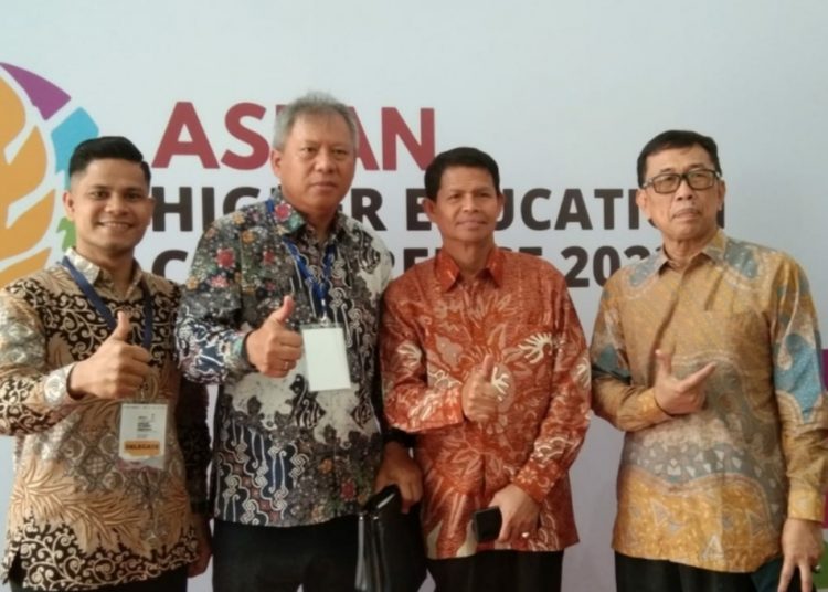 Paling kanan, Koordonator IKA UTU Pulau Jawa, kirinya, Direktur LPDP Kementerian Keuangan RI, sebelahnya Rektor Universitas Teuku Umar, Dr. Ishak, M.Si. dan Wakil Rektor 1 Dr. Ir.. M. Aman Yaman, M.Agric.Sc. | Ist.