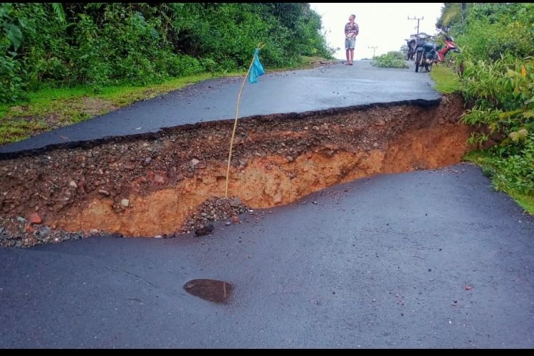 Jalan longsor di Desa Kajeung, Kecamatan Sungai Mas, Kabupaten Aceh Barat, Selasa (21/11/2023) foto/ist