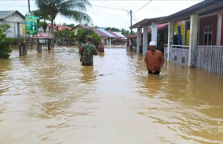 Banjir Rendam Desa Pasie Masjid, Kecamatan Mereubo, Kabupaten Aceh Barat Rabu (22/11/2023) foto/ dani