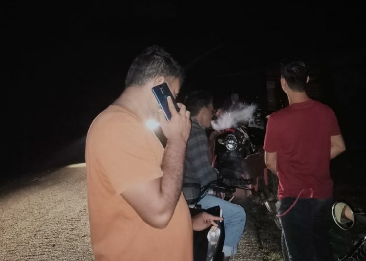 Pemuda Pante Ceureumen mencari akses jaringan internet Kamis (23/11/2023) foto/ist