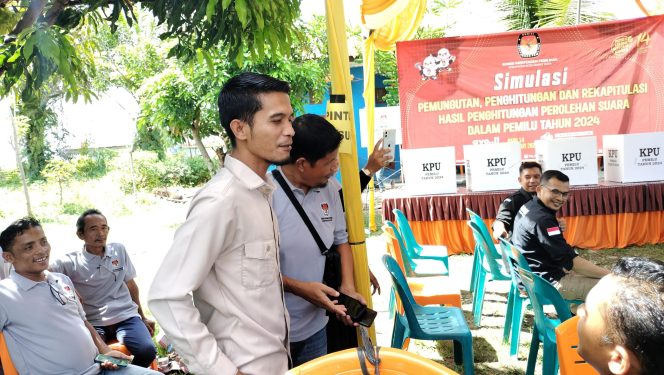 
					Handphone Ketua KIP Abdya Disita Linmas Saat Hendak Mencoblos