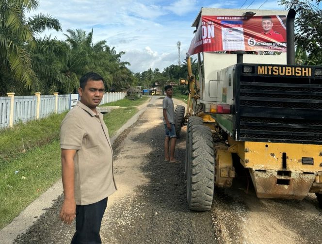 
					Gunakan Dana Pribadi, H. Hendri Muliana Rehab Jalan Lingkar Penghubung 6 Desa Di Aceh Jaya