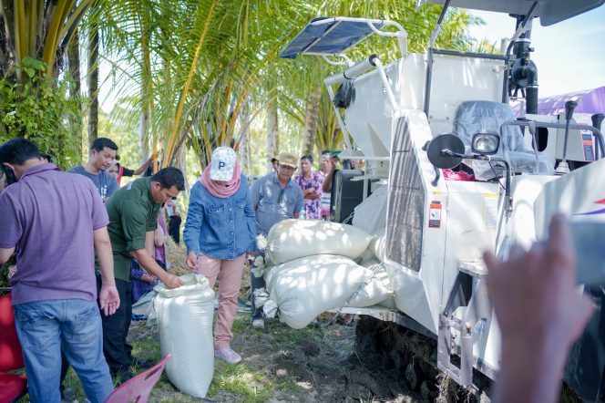 
					Bawa Pulang Bantuan dari Kementan RI, Pj Bupati Pantau Langsung Unit Mesin Pemanen Padi