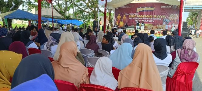 
					Jalan Sehat Bersama KIP Nagan Raya, Peserta Antusias Padati Komplek Perkantoran 