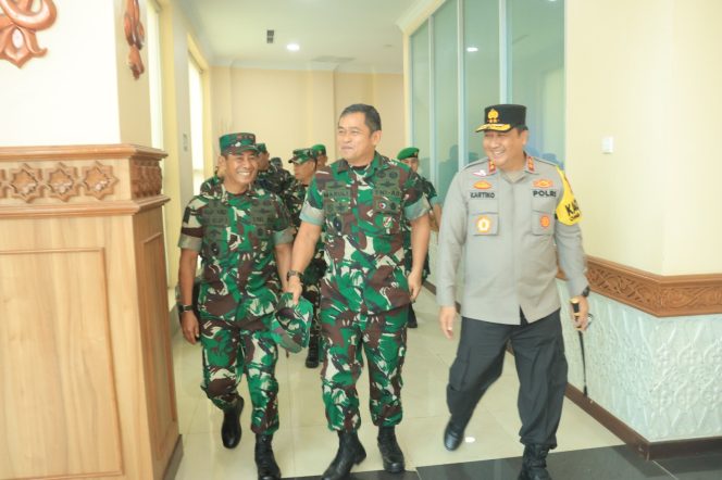 
					Kunker ke Aceh, Kapolda Sambut Kedatangan Kasad di Bandara SIM
