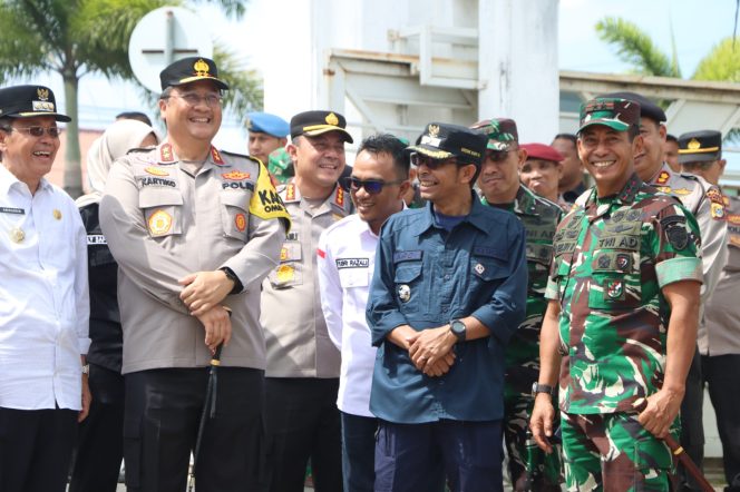 
					Pastikan Sikon, Kapolda Aceh bersama Pangdam IM Tinjau Situasi di TPS