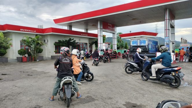 
					Derita Pengantri di SPBU Kedai Paya, Mulai Bau Tak Sedap, Antrian Panjang Hingga Pertalite Kosong
