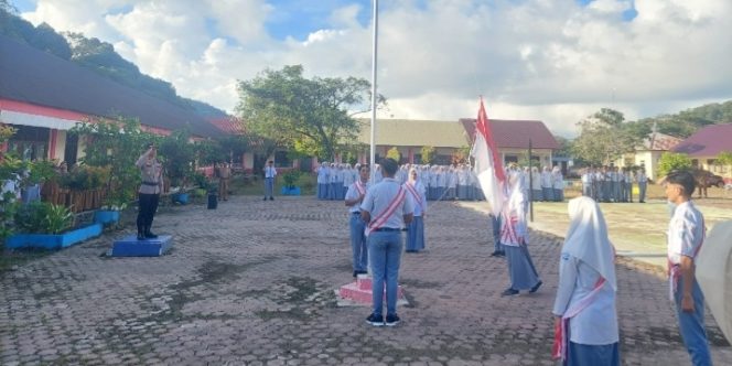 
					Jadi Pembina Upacara di SMU Negeri 1 Labuhanhaji Timur, Kapolsek Ahmad Marzuki Sampaikan Pesan yang Krusial