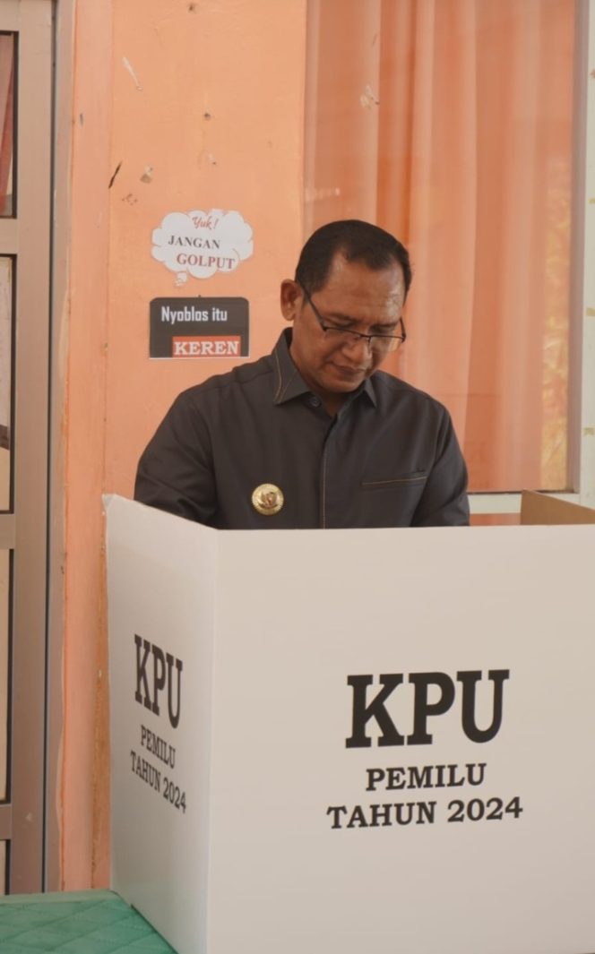 
					Pj Bupati Aceh Selatan Bersama Istri Gunakan Hak Pilih di TPS 02 Gampong Lhok Bengkuang Tapaktuan