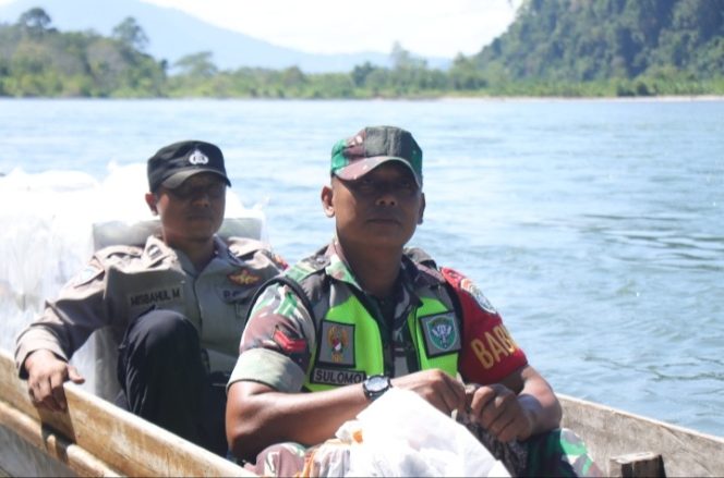 
					Lewati Sungai Menuju Desa Alur Keujruen, TNI-Polri Pengawal Pendistribusian Logistik Pemilu Sempat Trouble dan Ganti Perahu