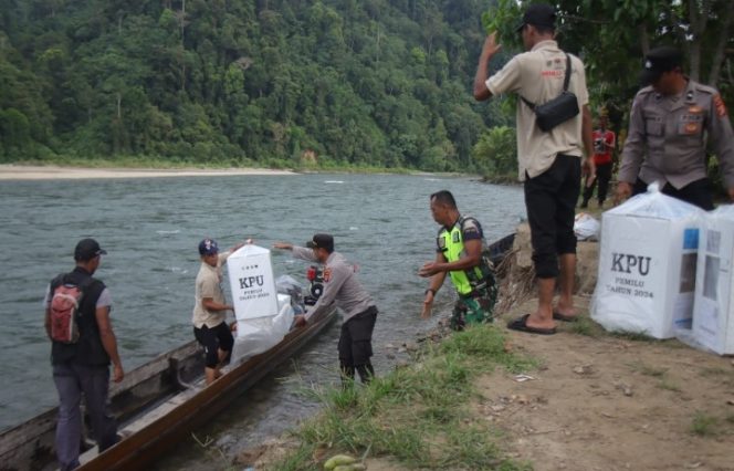 
					Pimpinan Polda Aceh Apresiasi Polisi yang Bertugas dalam Pengamanan TPS dan Kotak Suara Pemilu 2024