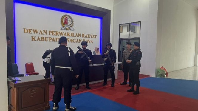 
					Brimob Sterilisasi Gedung DPRK Nagan Raya Menjelang Rapat Pleno KIP Nagan Raya