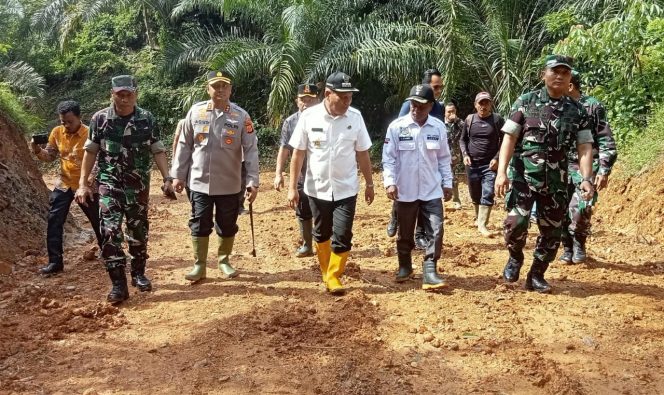 
					Pj Bupati Abdya Tinjau Pelaksanaan Pembangunan Jalan TMMD ke 119