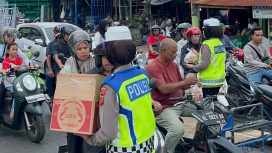 Personel Dirlantas Polda Aceh Bagi-bagi takjil untuk pengendara Rabu (20/3/2024) foto/ist