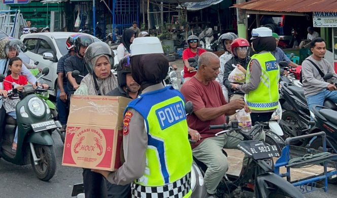 
					Personel Dirlantas Polda Aceh Bagi-bagi takjil untuk pengendara Rabu (20/3/2024) foto/ist