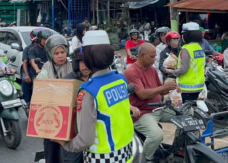 Personel Dirlantas Polda Aceh Bagi-bagi takjil untuk pengendara Rabu (20/3/2024) foto/ist