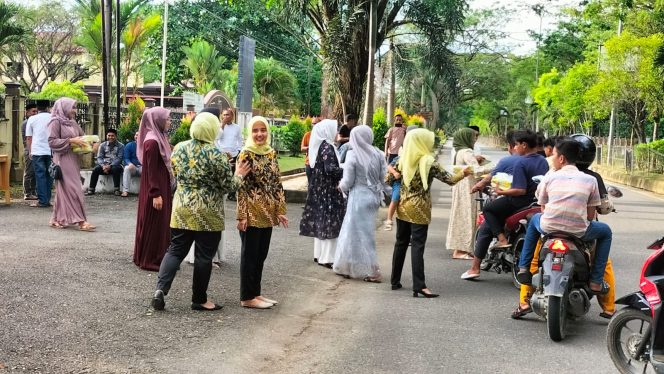 
					Keluarga Besar Kejari Nagan Raya Berbagi Takjil untuk Pengguna Jalan di Komplek Perkantoran