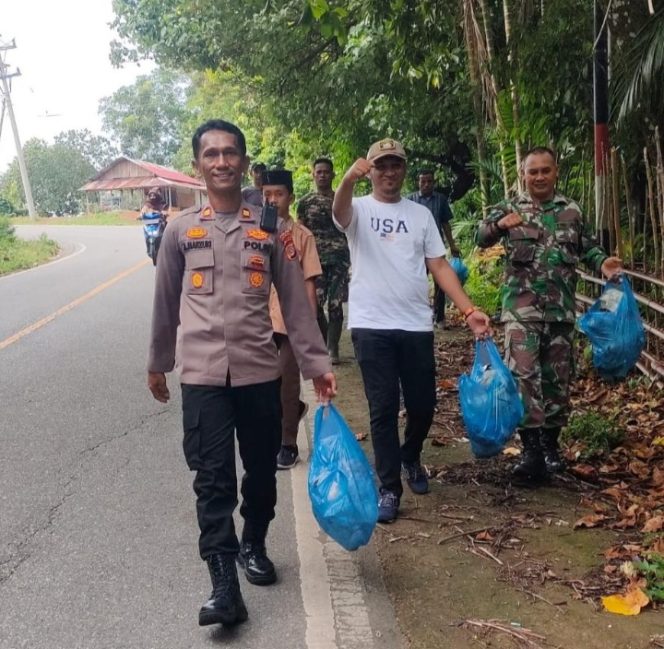 
					Sambut Bulan Suci Ramadhan 1445 H dan HPSN 2024, Muspika Labuhanhaji Timur Lakukan Gotong Royong Bersama Warga