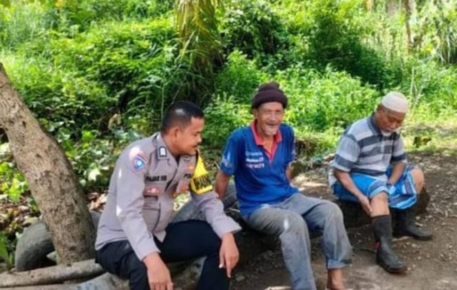 
					Babinkamtibmas Polsek Labuhanhaji Timur Laksanakan Door To Door System kepada Warga dan Tokoh Masyarakat