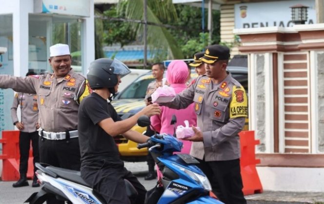 
					Perkuat Sinergi Polri dengan Masyarakat, Polres Aceh Selatan Laksanakan Kegiatan Berbagi Takjil