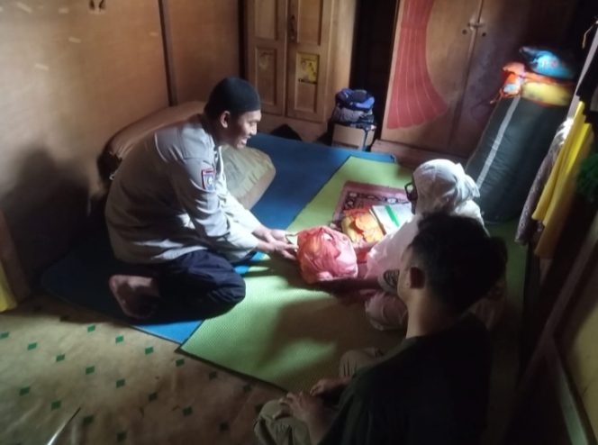 
					Momentum Ramadhan Penuh Berkah, Polsek Kluet Utara Salurkan Paket Sembako kepada Warga