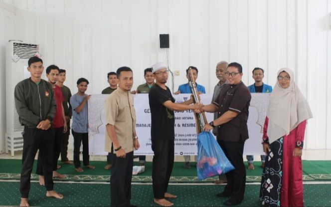 
					Menwa dan HMPS MD FDK UIN Ar-Raniry Gerakkan ‘Masjid Tersenyum’