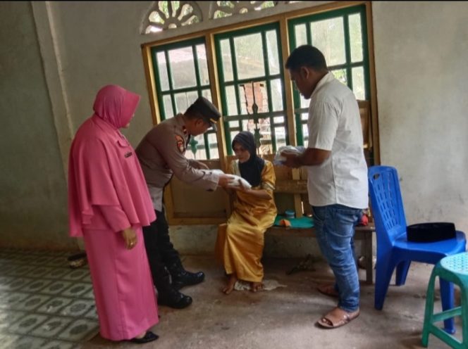 
					Ramadhan Penuh Berkah, Kapolsek Kluet Utara Salurkan Sembako kepada Warga Lansia dan Kurang Mampu